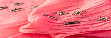 İpek desenli, kırmızı kumaş ve dekoratif yüzlü taşlar. parlak renkli taşlarla dokuma arkaplanı, doku arkaplan tasarımı