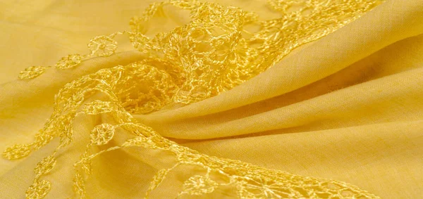 Bahar sarısı ipek ve dantel pelerinler. Gösterişli, zarif kehribar ipeği ya da lüks saten soyut bir arkaplan olarak kullanılabilir. Arkaplan dokusu, kartpostal şablonu
