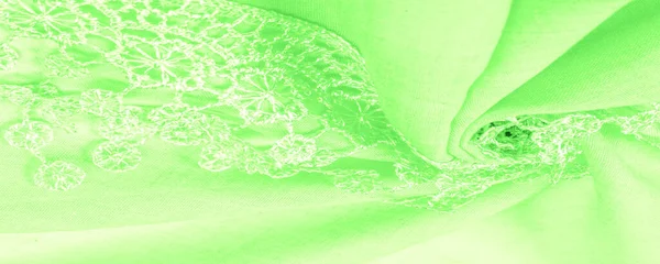 Bahar yeşili ipek ve dantel pelerinler. Pürüzsüz yeşil ipek ya da lüks saten soyut bir arkaplan olarak kullanılabilir. Arkaplan dokusu, kartpostal şablonu