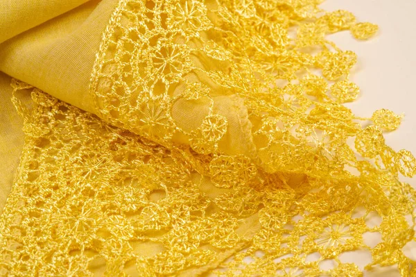 春色的黄色丝绸 有花边斗篷 典雅的琥珀色丝绸或豪华缎子可用作抽象的背景 背景纹理 明信片模板 — 图库照片