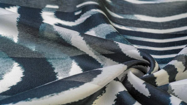 İpek kumaş, siyah-kırmızı ve beyaz çizgiler, Afrika teması, kumaş üzerindeki baskı, neşeli desen projeyi süsleyecek. Özgürlük temasının ikilemi, hayallerin gerçekliği. Desen deseni