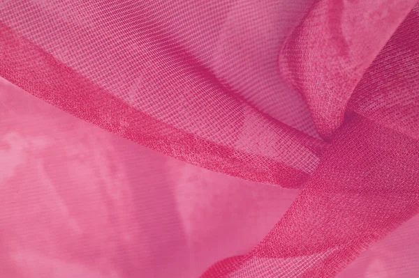 Kırmızı (kırmızı) ipek kumaş, kırmızı (ipek) ve güllerin soyut arkaplanı. Kumaşlı kumaş. Uzayı kopyala Tasarım elemanı. Sevgililer Günü. Doku deseni, süs, arkaplan