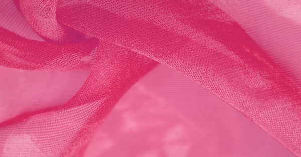 Kırmızı (kırmızı) ipek kumaş, kırmızı (ipek) ve güllerin soyut arkaplanı. Kumaşlı kumaş. Uzayı kopyala Tasarım elemanı. Sevgililer Günü. Doku deseni, süs, arkaplan