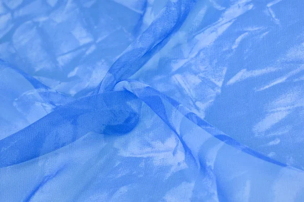 Mavi ipek kumaş, gök mavisi ipekten soyut bir arkaplan. Kumaşlı kumaş. Uzayı kopyala Tasarım elemanı. Sevgililer Günü. Doku deseni, süs, arkaplan