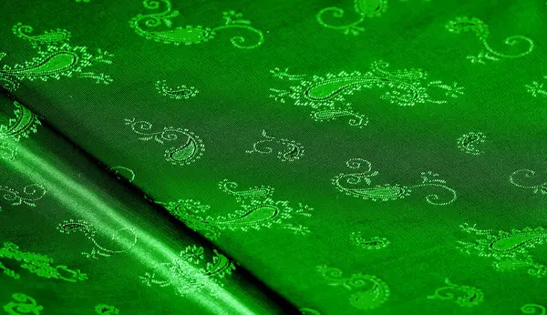 ペイズリープリントが施されたグリーンのシルクシフォン生地 これはあなたの創造性のための美しい花のデザインです テクスチャ パターン — ストック写真