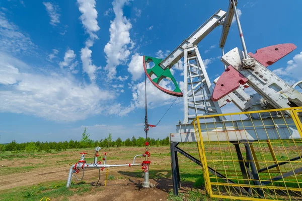 Pumpjack Acionamento Subterrâneo Para Uma Bomba Pistão Alternativo Poço Óleo — Fotografia de Stock