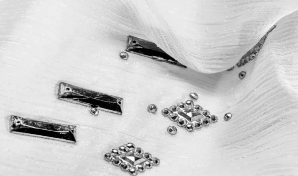 İpek desenli, beyaz kumaşlı, dekoratif yüzlü taşlar. parlak renkli taşlarla dokuma arkaplanı, doku arkaplan tasarımı