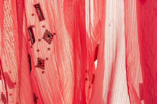 Arkaplan tasarımı dokusu, ipek desen, pembe kumaş ve dekoratif işlemeli taşlar.