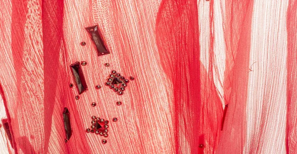 Arkaplan tasarımı dokusu, ipek desen, pembe kumaş ve dekoratif işlemeli taşlar.