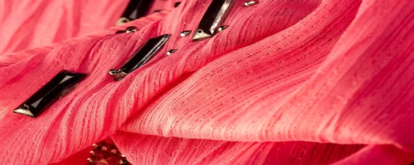 Padrão Seda Tecido Vermelho Com Pedras Facetadas Decorativas Coladas Fundo — Fotografia de Stock