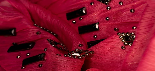 Seidenmuster Roter Stoff Mit Aufgeklebten Facettierten Schmucksteinen Textur Hintergrund Mit — Stockfoto