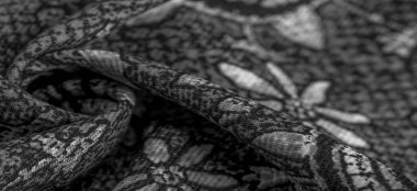 Arka plan tasarım dokusu, siyah-beyaz, beyaz çiçek çizimleri olan ipek kumaş. Charmeus 'un çok güzel bir kumaşı var. Yumuşak bir doluluk içinde birleştirilebilir..