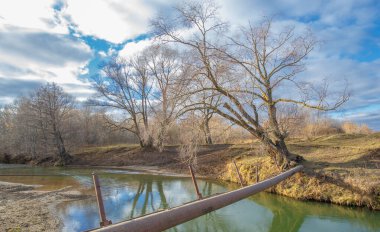 Gün ışığında güzel manzaranın resimsel görüntüsü