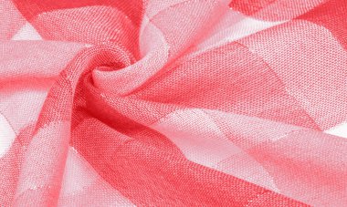 Kumaş desenli ipek atkı, kırmızı, metal şeritli kadın. Eşarp, soyut İskoç motiflerinin pastel tonlarında işaretlenmiş hassas yama desenleriyle süslenmiş.