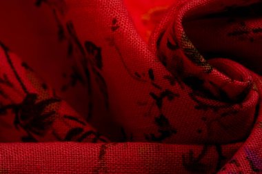 Çiçekli yakut kırmızısı pamuk kumaş. Bağımsız sanatçılardan ve ikonik markalardan çiçek resimleri al. Doku, arkaplan, desen,