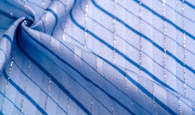 Doku tasarımı, gök mavisi ve beyaz çizgili mavi kumaş. Taze ve rahat bir stil için mükemmel.. 