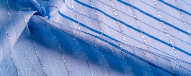 Doku tasarımı, gök mavisi ve beyaz çizgili mavi kumaş. Taze ve rahat bir stil için mükemmel.. 