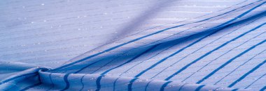 Doku tasarımı, gök mavisi ve beyaz çizgili mavi kumaş. Taze ve rahat bir stil için mükemmel.. 