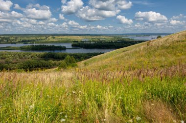 Gün ışığında güzel manzaranın resimsel görüntüsü
