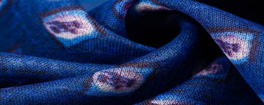 Mavi ipek kumaş, narin dokuma, kafeste çocuk oyuncağı baskısı, tasarım, dokuma. Doku, desen