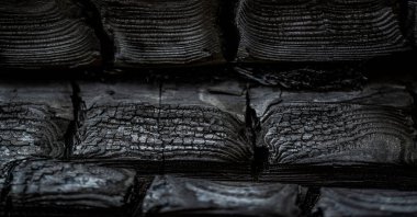 Bulanık alan derinliği, dokusu, arkaplanı, deseni, tasarımı, yangından sonra ahşabı, ateş karmaşık bir şablon oluşturdu