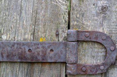 Eski ahşap bir bina. Tahtalar. Bu evler harabeye dönüyor ve giderek betonla yer değiştiriyorlar. Fol 'un eşsiz biçimi