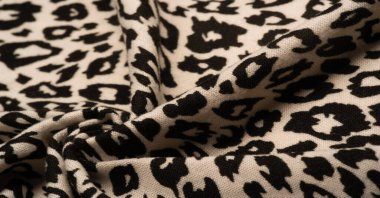 Doku, arkaplan, desen, kadın yün şalı, siyah ve bej, Afrika motifleri, yün ve modülden yapılmış, kenarları kıvrımlı bir yılan şeklinde..