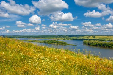 Gün ışığında güzel manzaranın resimsel görüntüsü