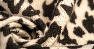 Doku, arkaplan, desen, kadın yün şalı, siyah ve bej, Afrika motifleri, yün ve modülden yapılmış, kenarları kıvrımlı bir yılan şeklinde..