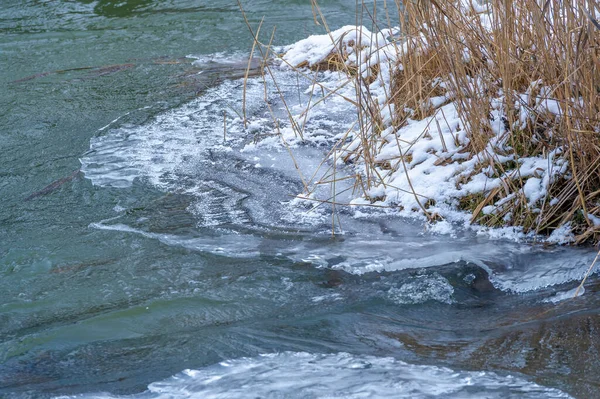 Paisaje Invernal Hielo Primavera Agua Congelada Sólido Cristalino Quebradizo Transparente — Foto de Stock