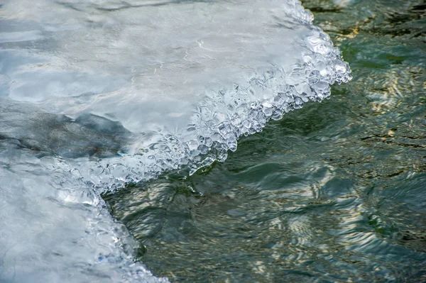 Winterlandschaft Eis Auf Der Quelle Gefrorenes Wasser Ein Brüchiger Transparenter — Stockfoto