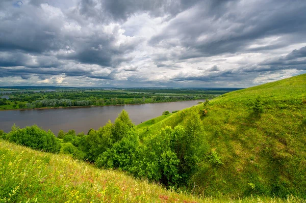 Краєвид Річкою Зеленню Хмарним Небом — стокове фото