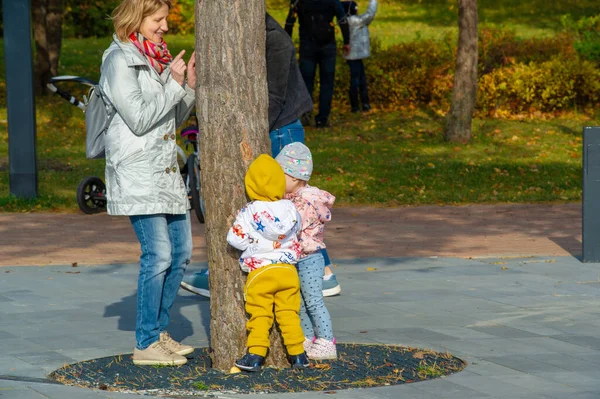Crianças Brincam Parque Foto Outono Rússia Tatarstan Naberezhnye Chelny 2019 — Fotografia de Stock