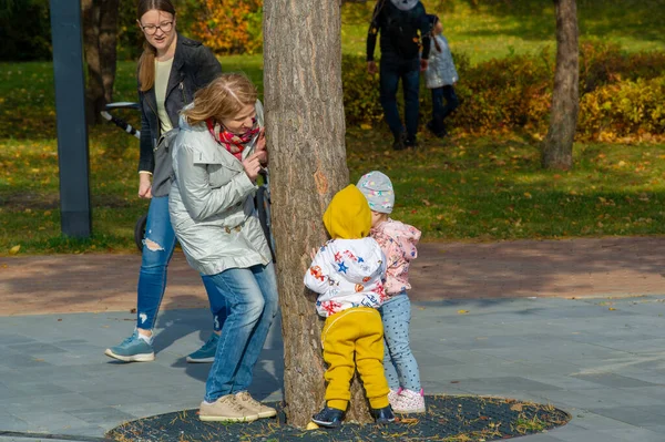 Bambini Giocano Nel Parco Foto Autunno Russia Tatarstan Naberezhnye Chelny — Foto Stock