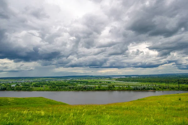 Краєвид Річкою Зеленню Хмарним Небом — стокове фото