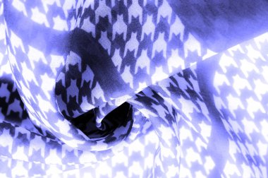 Geometrik baskılı canlı renklerde narin mavi ipek şifon. Şaşırtıcı derecede hafif, pürüzsüz, dokunmatik kumaşa kumlu. doku. 