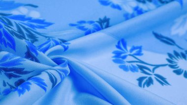  Çiçek desenli narin mavi ipek kumaştan narin ve narin bir kumaş. Temiz, opaklık istendiğinde astarı kullan.