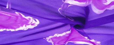 Kırmızı çiçekli mavi ipek kumaş. Projeleriniz stüdyomuzda, son profesyonellerini kullanma konusunda derin bilgiye sahip tasarımcılar tarafından geliştirildi.