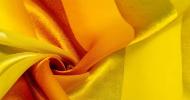  Metalik parıltılı sarı ipek çizgili kumaş. Eğer kötü bir ruh halin varsa, bu kumaş onu eşi görülmemiş yüksekliklere taşıyacaktır. Doku, arkaplan