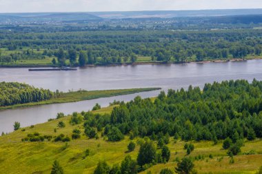 Nehir manzarası, yeşillik ve bulutlu gökyüzü