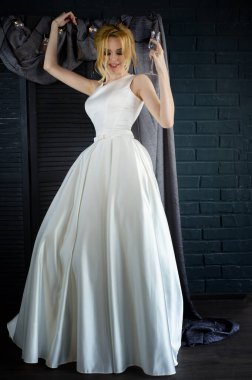 Bir modelin, bir gelinin, gelinlik giymiş bir kızın stüdyo fotoğrafı.