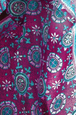 Mavi desenli kırmızı ipek kumaş. Charmeus 'un çok güzel bir kumaşı var. Yumuşak doluluk içinde bir araya getirilebilir. Arkaplan  