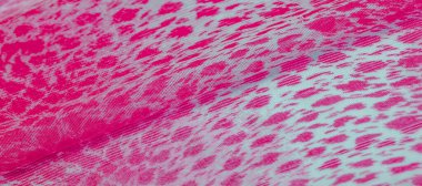 Beyaz kırmızı rengin dokusu, arkaplanı, deseni, ipek kumaşı tekstil. Özellikleri, daha esnek ve tasarlanması daha kolay olduğu için dokuma malzemesinden farklıdır..