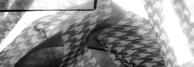 Doku, kumaş, doku. Geometrik baskılı parlak renkli siyah beyaz ipek şifon. Şaşırtıcı derecede hafif, pürüzsüz, dokunmatik kumaşa kumlu. En seçkin malzemelerden biri..