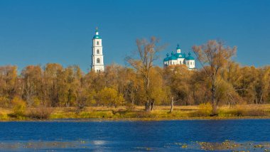 Sonbahar fotoğrafçılığı, nehrin taşkın ovası, ama şimdiye kadar sadece sonbahar altın, ne yağmur ne de rüzgar var, ve altın yaprak yeryüzüne uçuyor, ruhun özlemle doluyor..