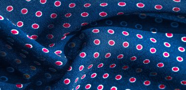 Kırmızı benekli mavi ipek kumaş. Açık ve yumuşak saten kolye tasarımın için mükemmel, online projeler.. 