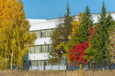 Endüstriyel manzara parlak gün ışığında