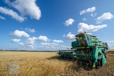 Güzel tarım sahnesinde hasat makinesi