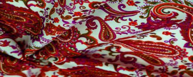 Beyaz arka planda desenli kırmızı desen. Bu desen bazen Amerikan gelenekçilerince 