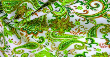 Beyaz arka planda desenli yeşil desen. Çam kozalağı ya da badem rengi İran kökenli olsa da, resimlerin İngilizce adı İskoçya 'nın batısındaki Paisley kasabasından gelmektedir..